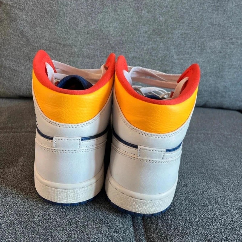 Jordan 1 mid bleu royal laser orange 2