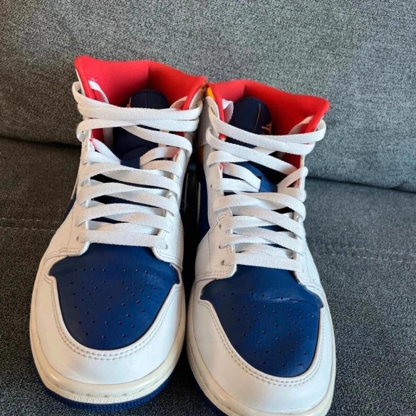 Jordan 1 mid bleu royal laser orange