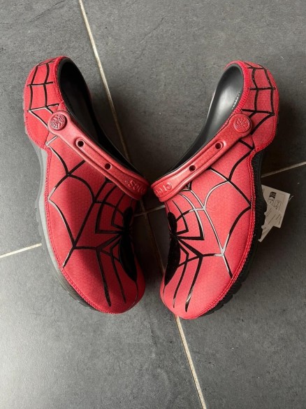 Crocs classic clog Spiderman red black spider