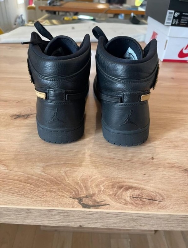 Jordan 1 Retro BHM Taille 42 2