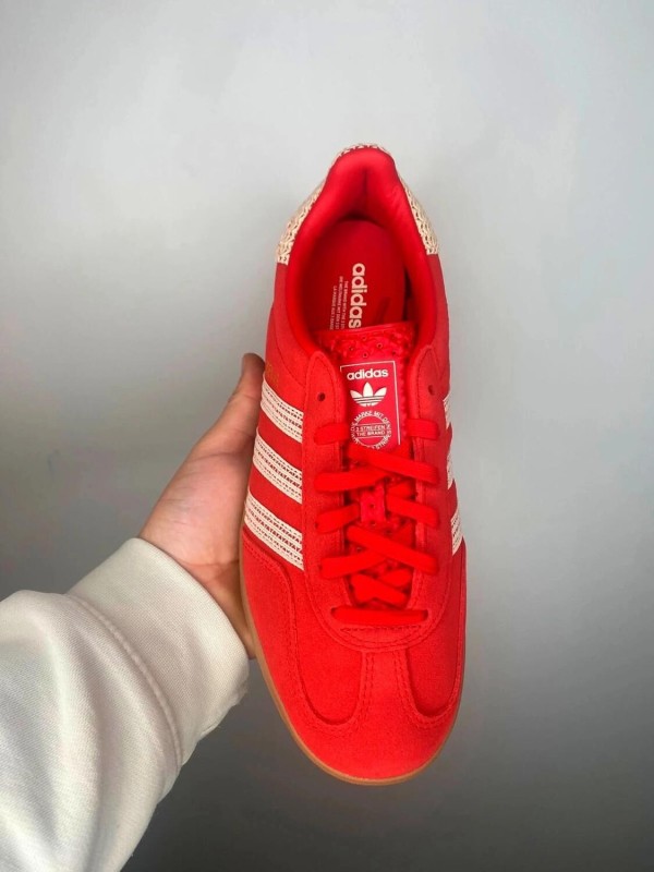 Adidas gazelle indoor W better scarlet wonder white gum 2