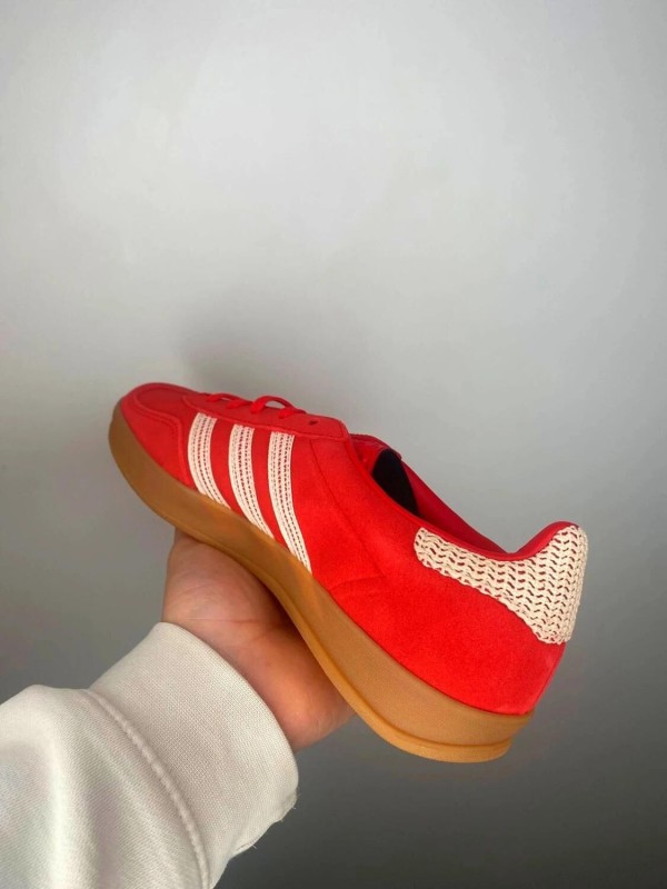 Adidas gazelle indoor W better scarlet wonder white gum 2
