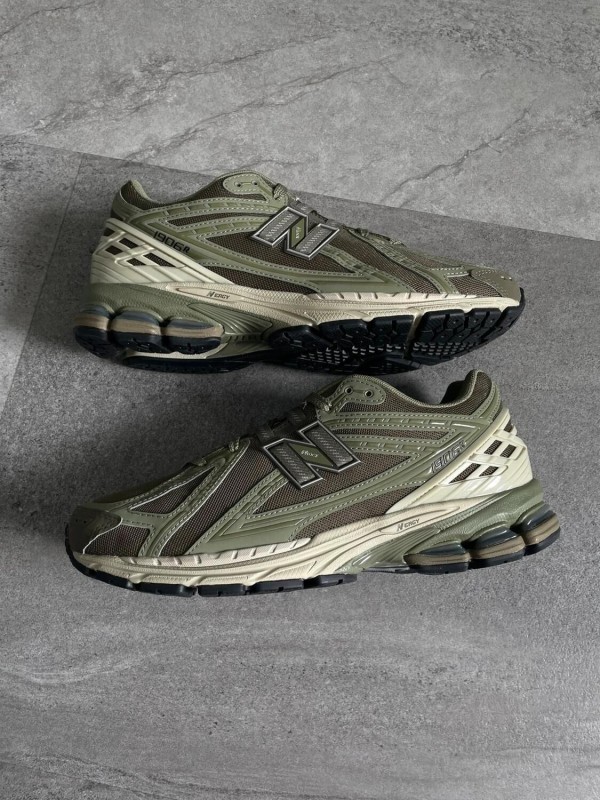 New balance 1906R Olive 44,5 Etat Neuf 2