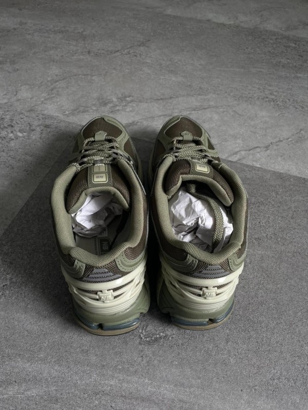 New balance 1906R Olive 44,5 Etat Neuf 2