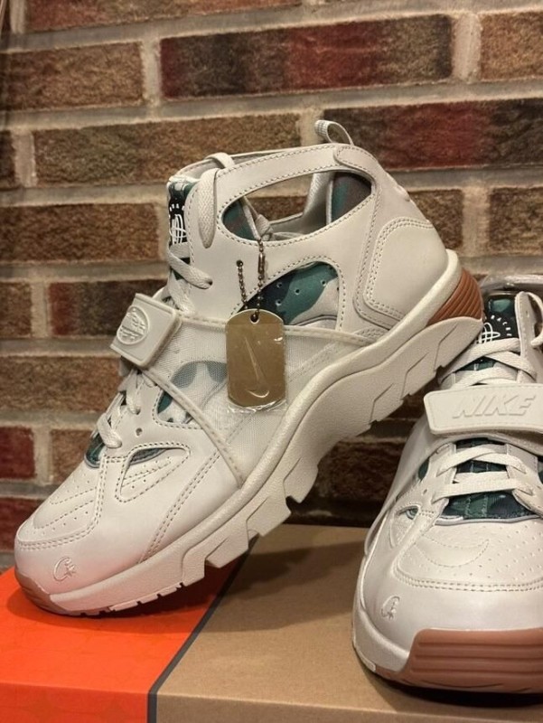 Nike Air Trainer Huarache Corteiz Light Bone 2