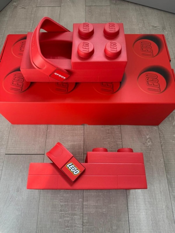 Sabot Crocs Lego brick red