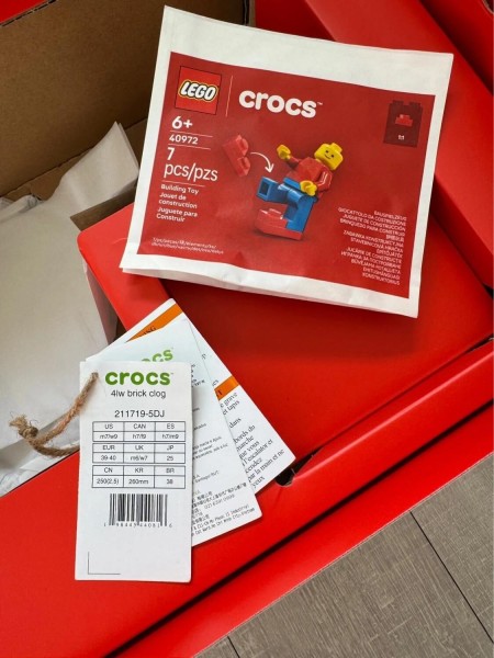 Sabot Crocs Lego brick red