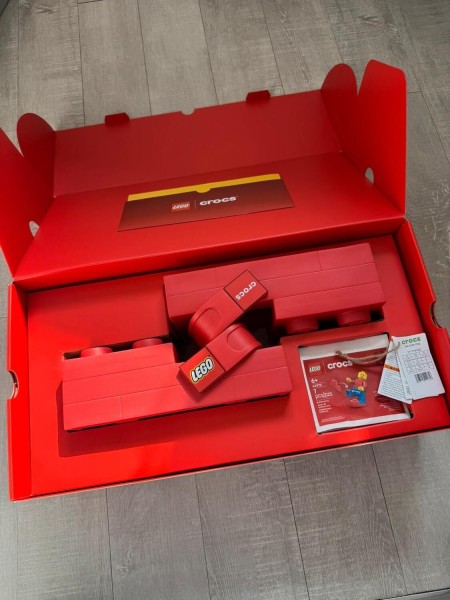 Sabot Crocs Lego brick red