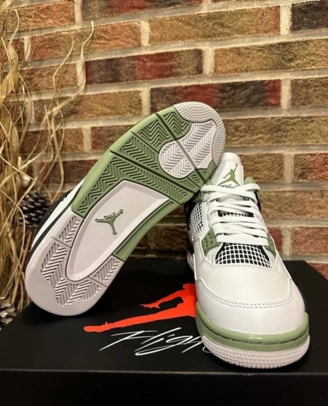 Jordan 4 Retro Seafoam