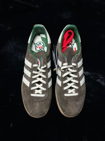 Adidas München BSTN Oktoberfest Italians Weekend Dust Cargo taille 42 2/3 Neuf