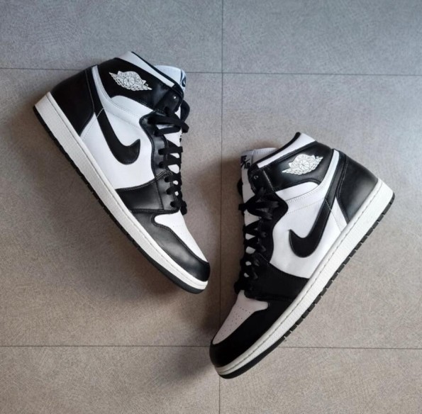 Jordan 1 "Black & White" 2014