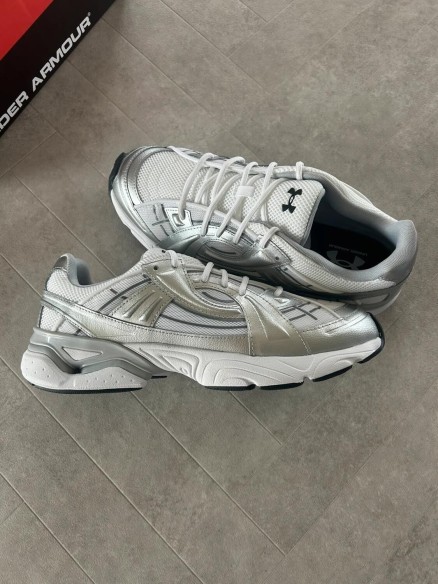 Under Armour sola white silver metallic