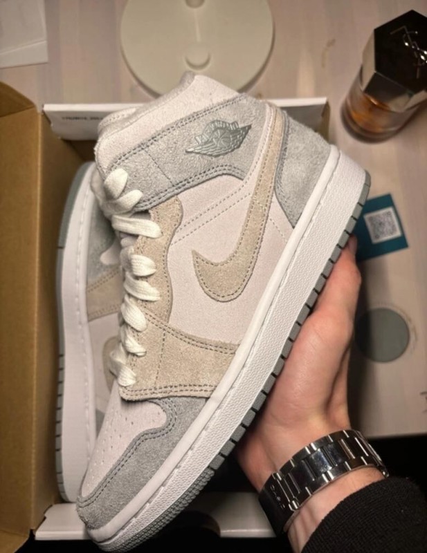 Jordan 1 Mid Particle Grey