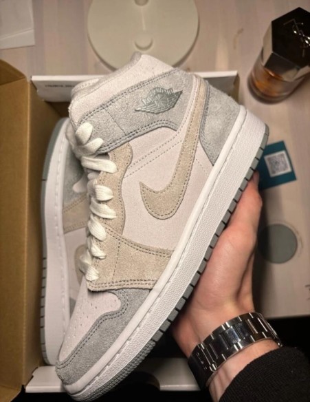 Jordan 1 Mid Particle Grey