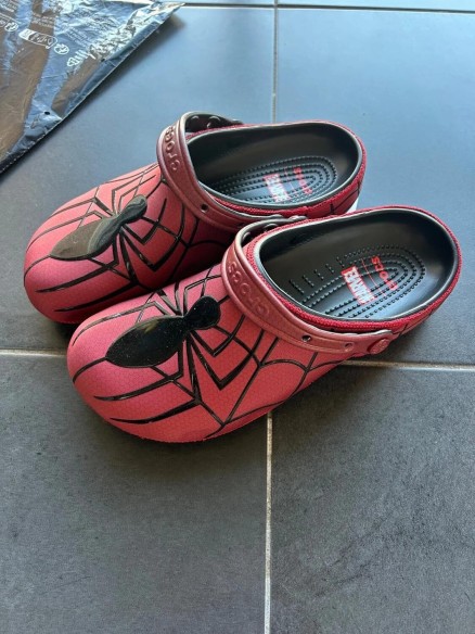Crocs classic clog spiderman red black spider