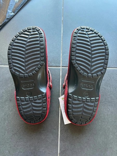 Crocs classic clog spiderman red black spider
