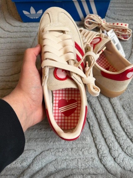 adidas handball spezial red cream " Saint Valentin " Taille 39