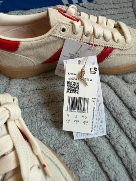 adidas handball spezial red cream " Saint Valentin " Taille 39