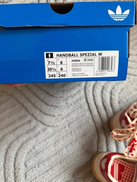 adidas handball spezial red cream " Saint Valentin " Taille 39