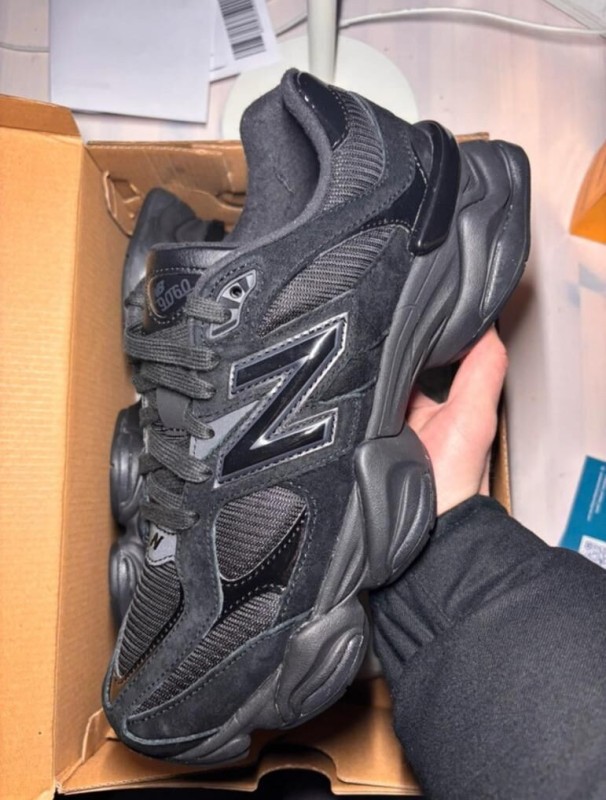 New Balance 9060 Triple Black Patent taille 38,5