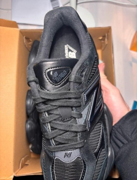 New Balance 9060 Triple Black Patent taille 38,5