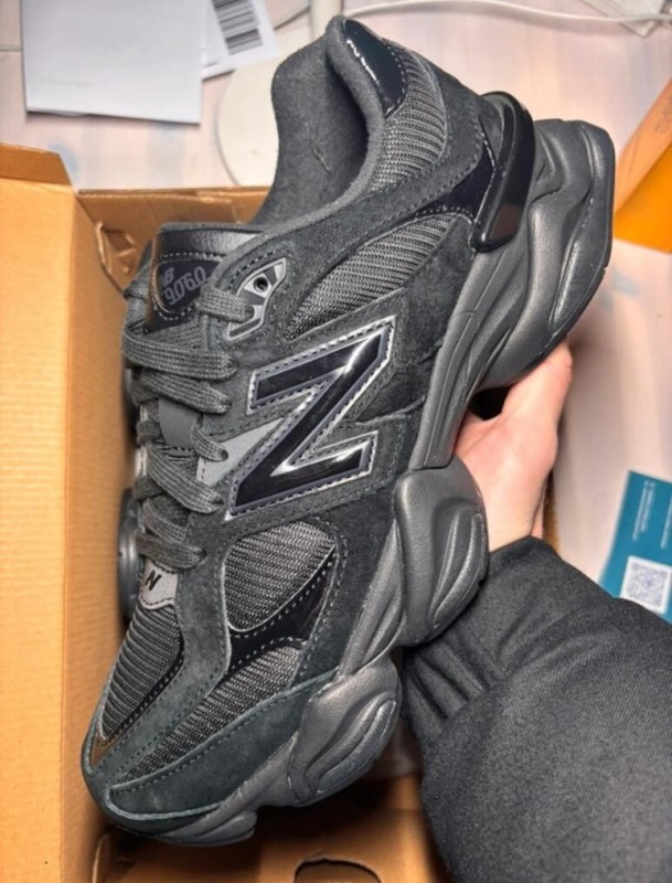 New Balance 9060 Triple Black Patent taille 38,5 2