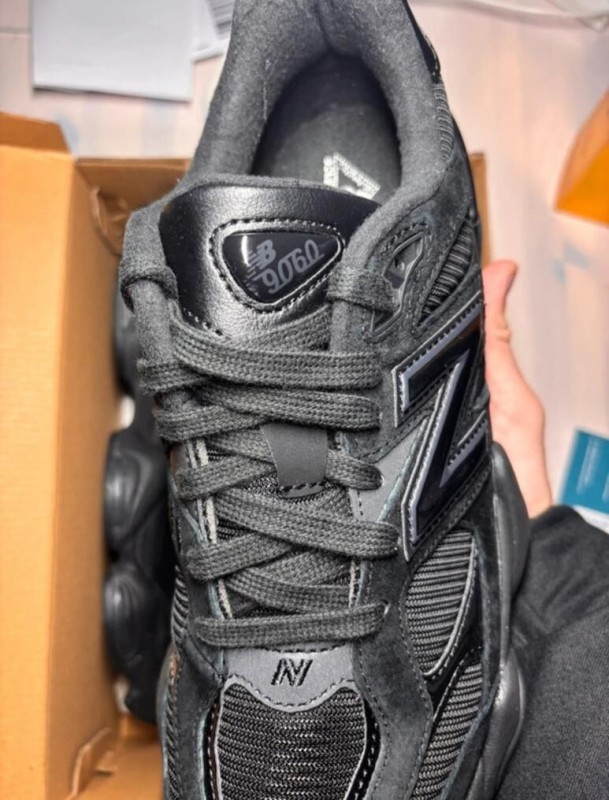 New Balance 9060 Triple Black Patent taille 38,5 2