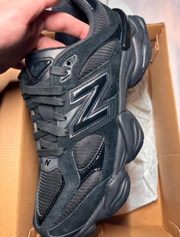 New Balance 9060 Triple Black Patent taille 38,5 2