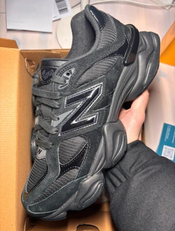 New Balance 9060 Triple Black Patent taille 44,5