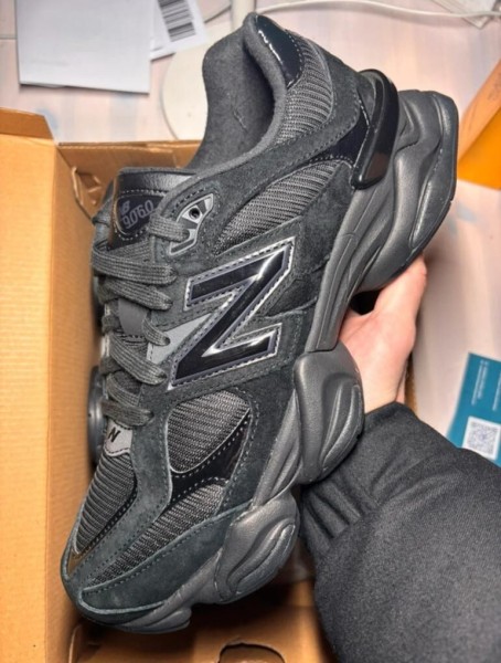 New Balance 9060 Triple Black Patent taille 44,5