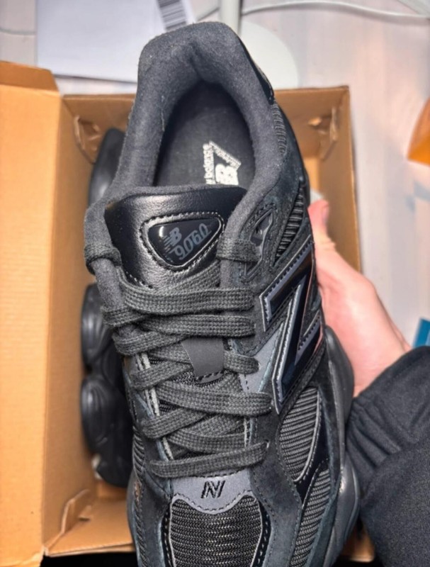 New Balance 9060 Triple Black Patent taille 38 2