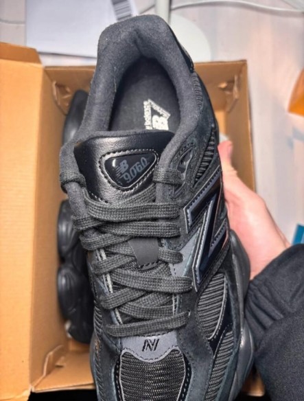 New Balance 9060 Triple Black Patent taille 43