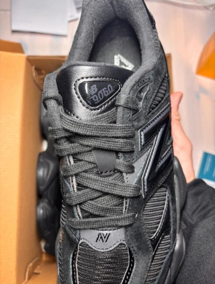 New Balance 9060 Triple Black Patent taille 43