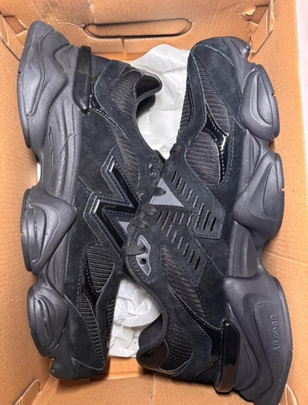 New Balance 9060 Triple Black Patent taille 44,5 2