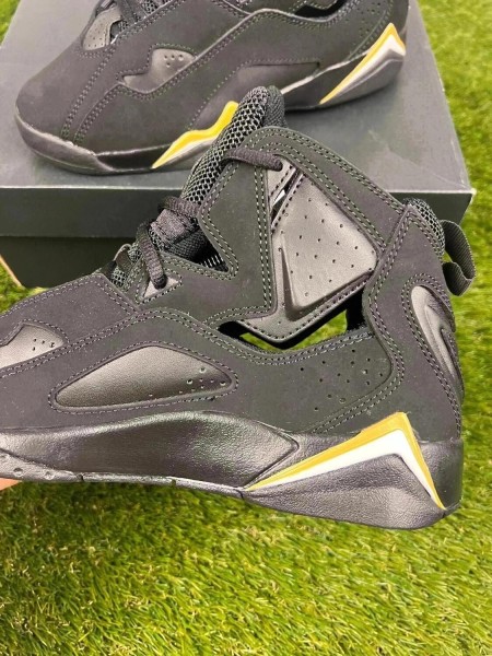 Jordan True Flight Black Gold 38,5