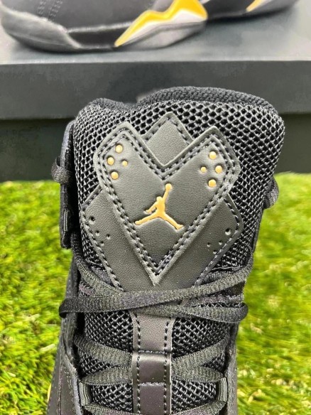 Jordan True Flight Black Gold 38,5