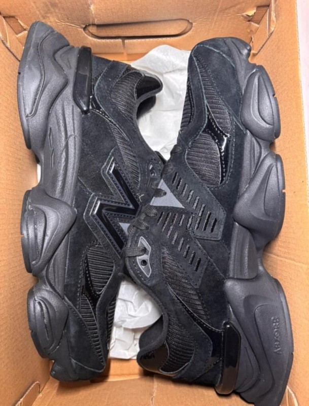 New Balance 9060 Triple Black Patent taille 43 2