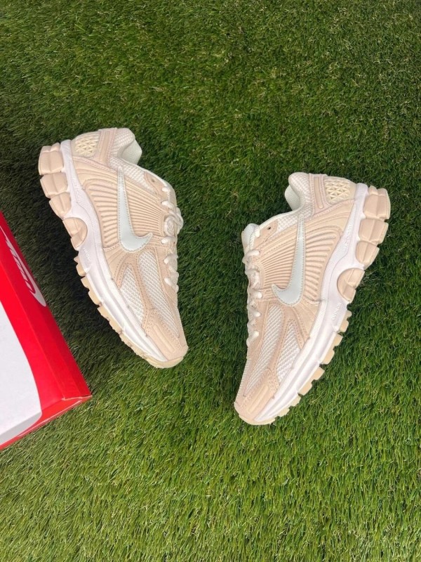 Nike zoom vomero 5 cuir beige blanc - taille 42,5