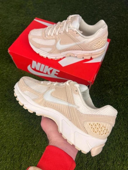Nike zoom vomero 5 cuir beige blanc - taille 42,5