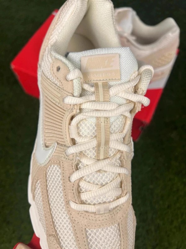 Nike zoom vomero 5 cuir beige blanc - taille 42,5 2