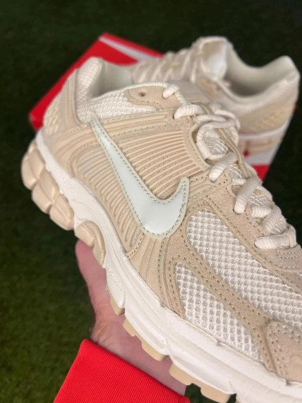 Nike zoom vomero 5 cuir beige blanc - taille 42,5
