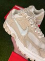 Nike zoom vomero 5 cuir beige blanc - taille 42,5