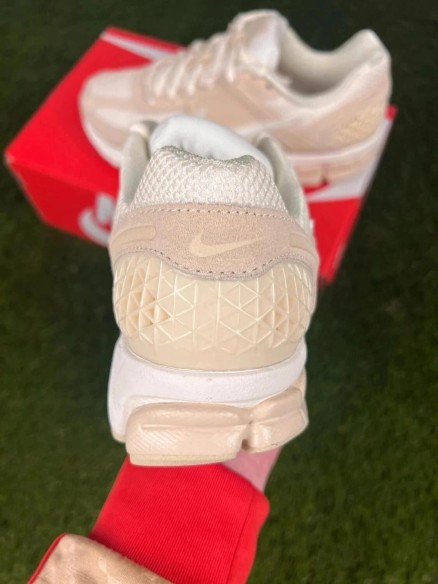 Nike zoom vomero 5 cuir beige blanc - taille 42,5