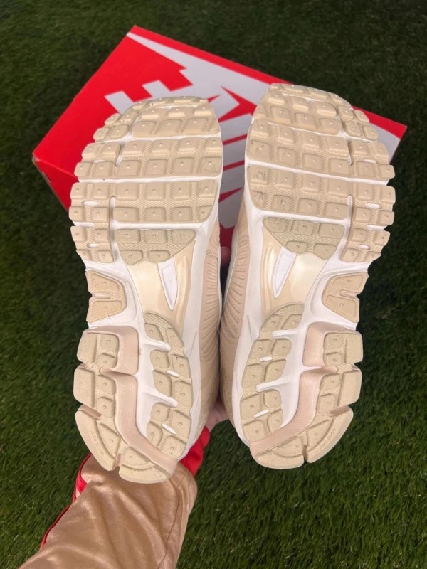 Nike zoom vomero 5 cuir beige blanc - taille 42,5 2