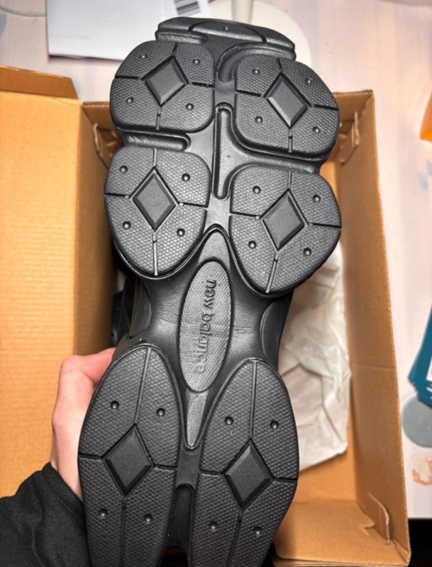 New Balance 9060 Triple Black Patent taille 38 2
