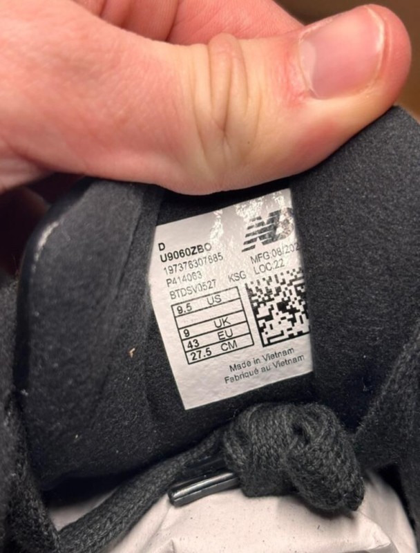 New Balance 9060 Triple Black Patent taille 43 2