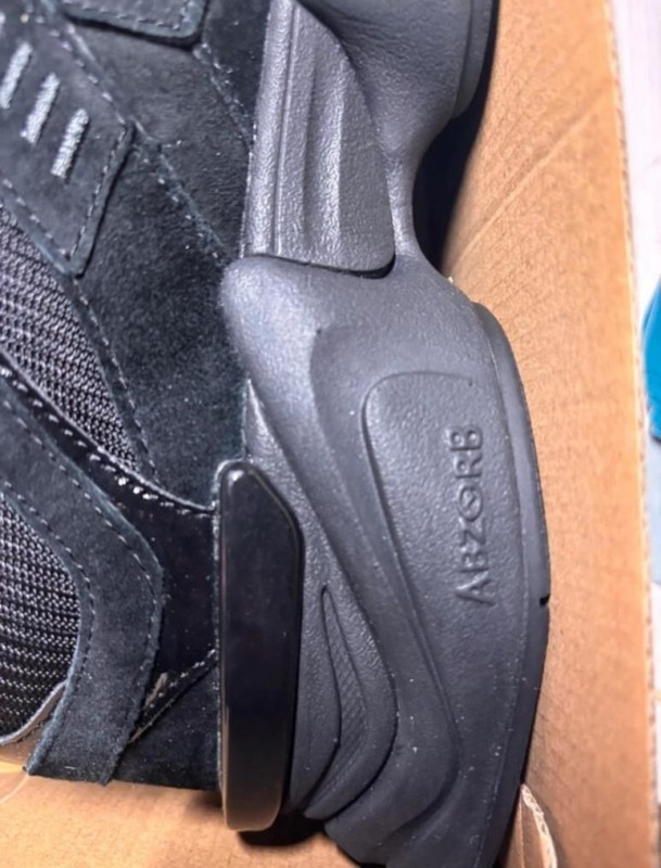 New Balance 9060 Triple Black Patent taille 38 2