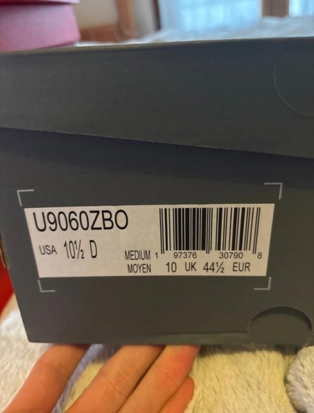 New Balance 9060 Triple Black Patent taille 44,5