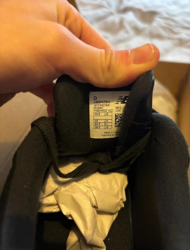 New Balance 9060 Triple Black Patent taille 44,5 2