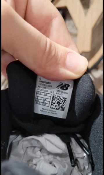 New Balance 9060 Triple Black Patent taille 38
